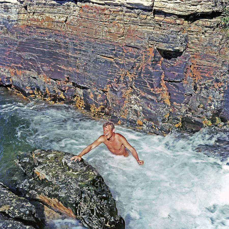 Nackt und frei in der Natur - Nackter Mann badet im Wildwasser - Schweden